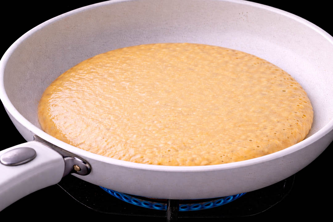 Fluffy Banana Pancakes with Maple Syrup